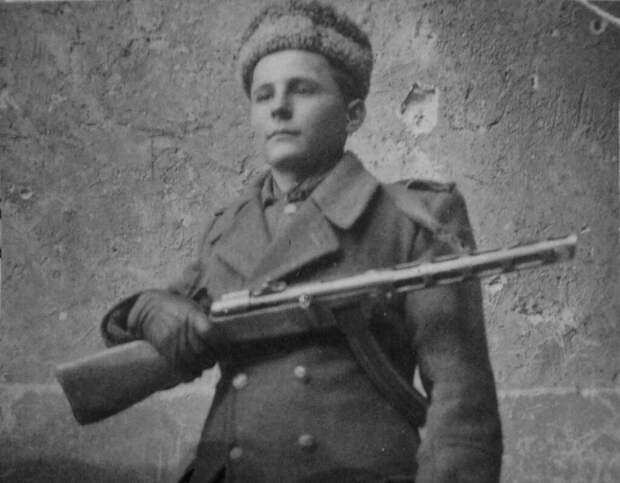 Сын 328-го гвардейского минометного полкполка Николай Имчук (р. 1930). 