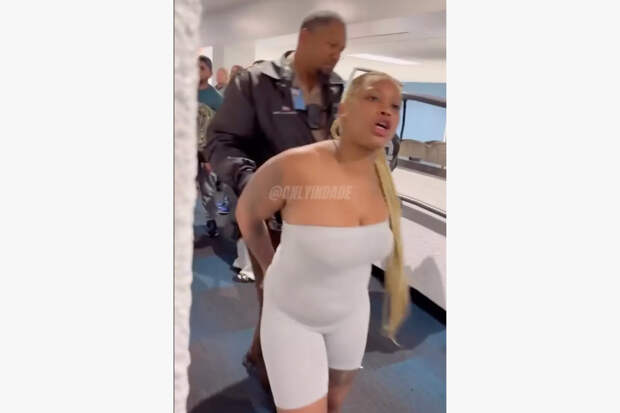 Пассажирка станцевала тверк перед полицейским во время задержания в аэропорту