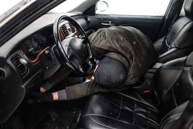 В Благовещенске мужчина не смог угнать автомобиль и уснул на месте преступления