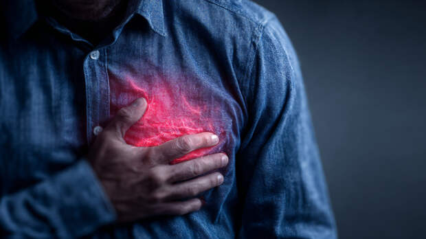 Давит, но не болит: кардиолог назвал главный сигнал организма перед инфарктом
