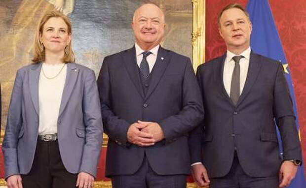 На фото: глава SPÖ Андреас Баблер, лидер ÖVP Кристиан Штокер и глава NEOS Беате Майнл-Райзингер( справа налево)