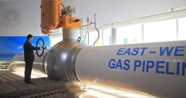 Гурбангулы Бердымухамедов дает запуск газопроводу Восток-Запад 