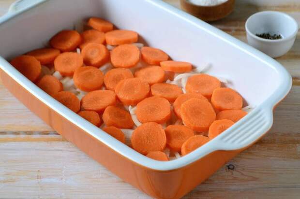 Поэтапное приготовление в духовке окорочков с луком и морковью шаг 5