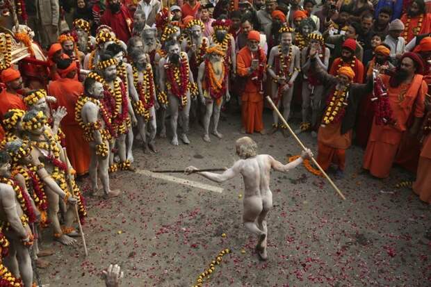 Нага садху, или нагой (заметьте сходство языков) индуистский святой человек (бабА), танцует во время процессии к Сангам плейс ганг, индия, индуизм, легенды, омовения, паломники, саддху