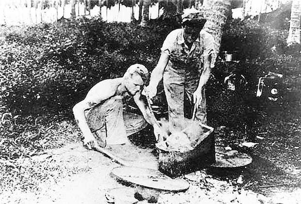 Варка головы японца американскими солдатами для отделения её содержимого от черепа. Затем он промывался каустической содой и полировался. Фото: Wikipedia.org