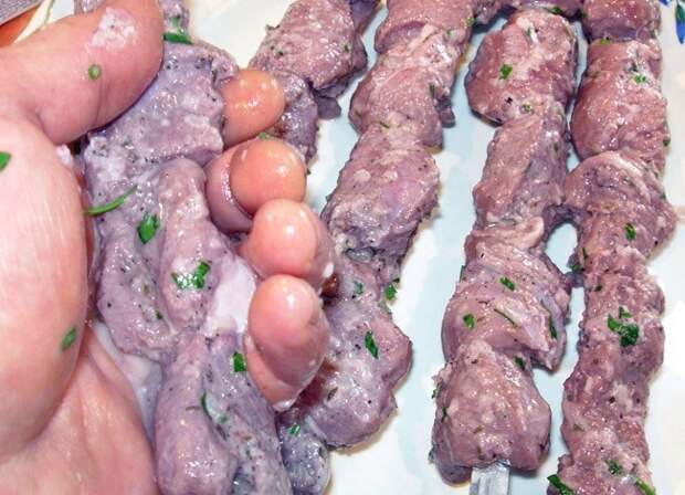 нанизыванием мяса с кляром на шампуры