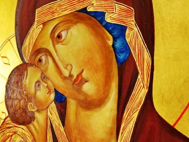 К чему мироточат, плачут иконы в церкви, дома: народные приметы. Что означает, когда мироточит икона Вседержитель, Николая Чудотворца, Божией Матери, Семистрельная? Что делать, если мироточит икона дома?