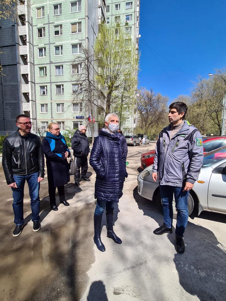 Возможно, это изображение (2 человека, люди стоят и дорога)
