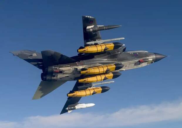 Panavia Tornado, он же MRA-75, он же Panavia 200. Плод совместной работы концернов British Aircraft Corporation (Великобритания), Messerschmitt-Bölkow-Blohm (Германия), и Aeritalia (Италия).-4