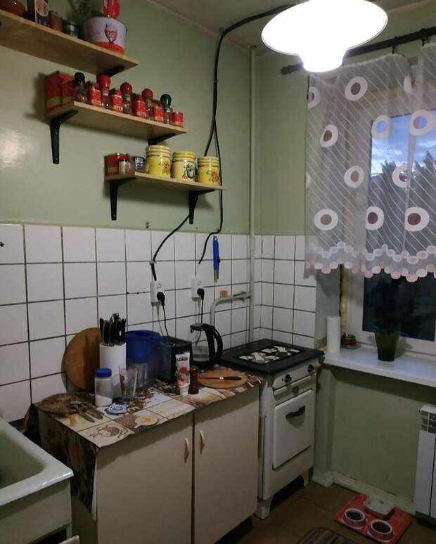 Очень грамотный ремонт хрущёвской кухни 5 кв.м. Пожалуй, лучший среди тех, что я видела. Сделала бы себе такой же без раздумий