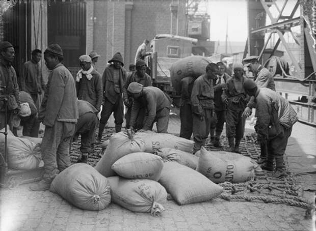 Китайские рабочие грузят зерно (Булонь, 1917 год)
