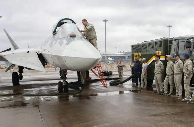 Шеф-пилот ОКБ Сухого Сергей Богдан назвал истребитель Су-57 «породистой лошадкой», достигшей требуемых характеристик
