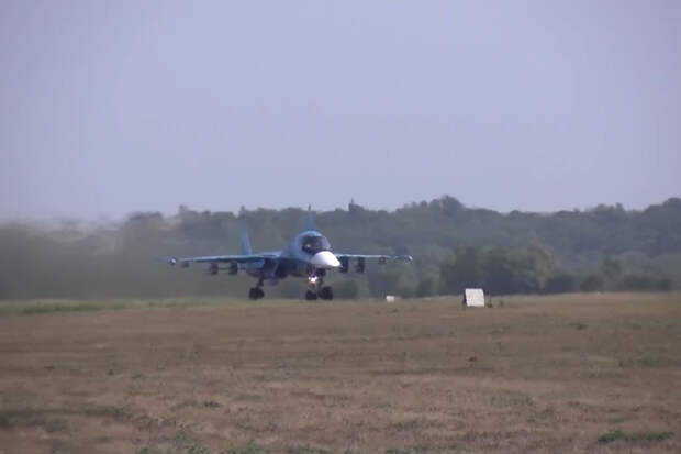 Экипаж Су-34 ВКС России нанес удар по скоплению личного состава и военной технике ВСУ в приграничном районе Курской области