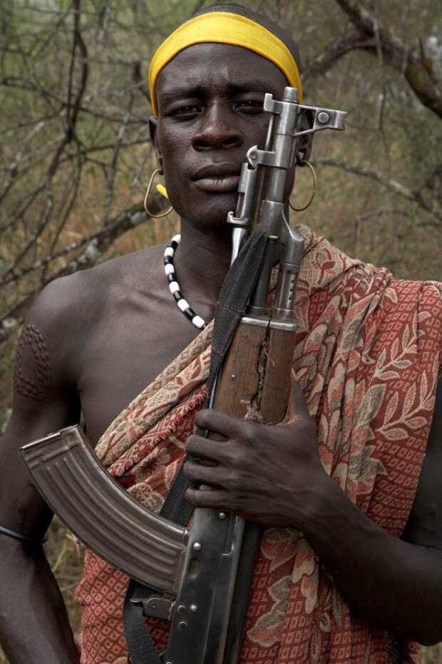 АК-47 - автомат Калашникова калибр 7,62-мм АК-47 - автомат Калашникова калибр 7,62-мм