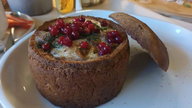 Карельская кухня, основанная на финских и эстонских традиционных блюдах, а также на разносолах вепсов и других народностей, населяющих этот регион, имеет свой неповторимый особенный колорит