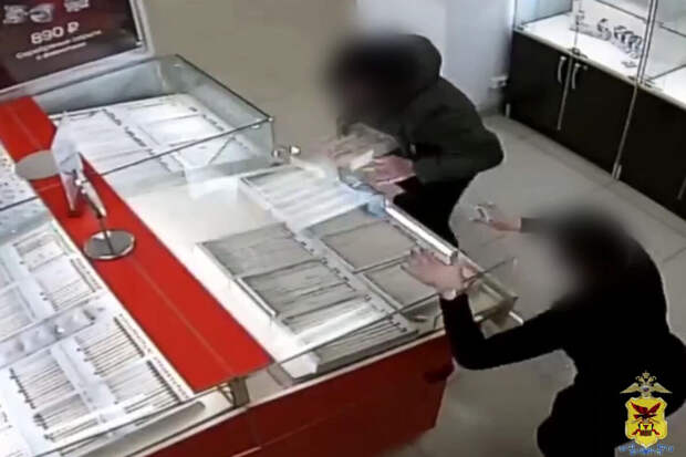 В Чите грабитель выхватил у продавца лоток с украшениями на 1 млн рублей