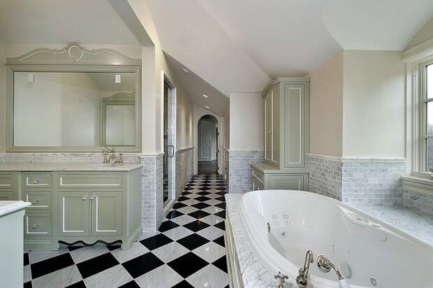 Потрясающий интерьер в ванной комнате создан благодаря стильной черно-белой плитке.