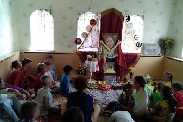 Девочек учат служить мальчикам. Родители сдают детей в тайную общину