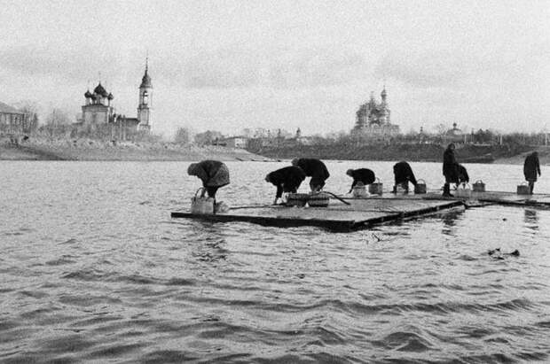 Женщины стирают бельё на реке. Женщины стирают бельё на реке.