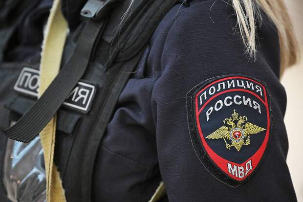 Трехлетнего ребенка в одном нижнем белье нашли на пороге ЗАГСа в российском городе