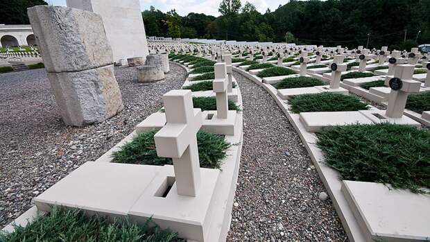 Польша пригрозила отправить каждого разрушителя мемориалов в каменоломни