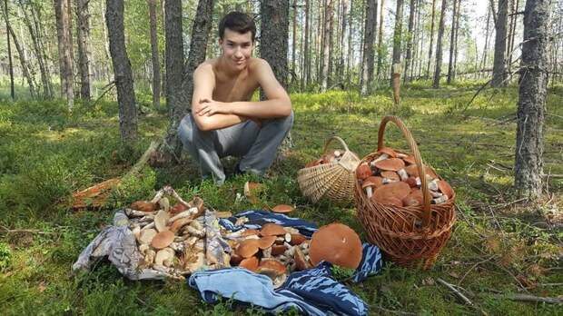 Валуев берет с собой сына еще с юных лет на охоту, рыбалку, даже грибы умеют собирать! грибы, знаменитости, лес, осень
