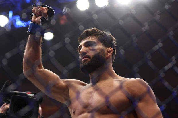 Боец UFC Царукян: хотелось иметь два чемпионских пояса на своих плечах