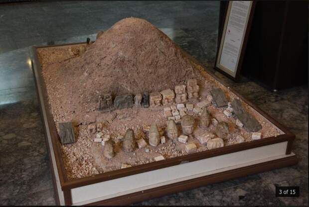 Пятидесятиметровый курган Антиоха на вершине горы Нимрут