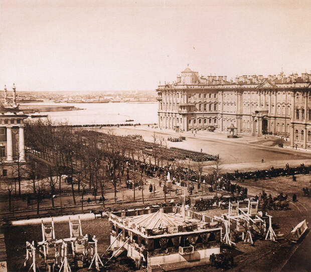 Парад на Адмиралтейской площади, качели и балаганы в Александровском саду,1880-е