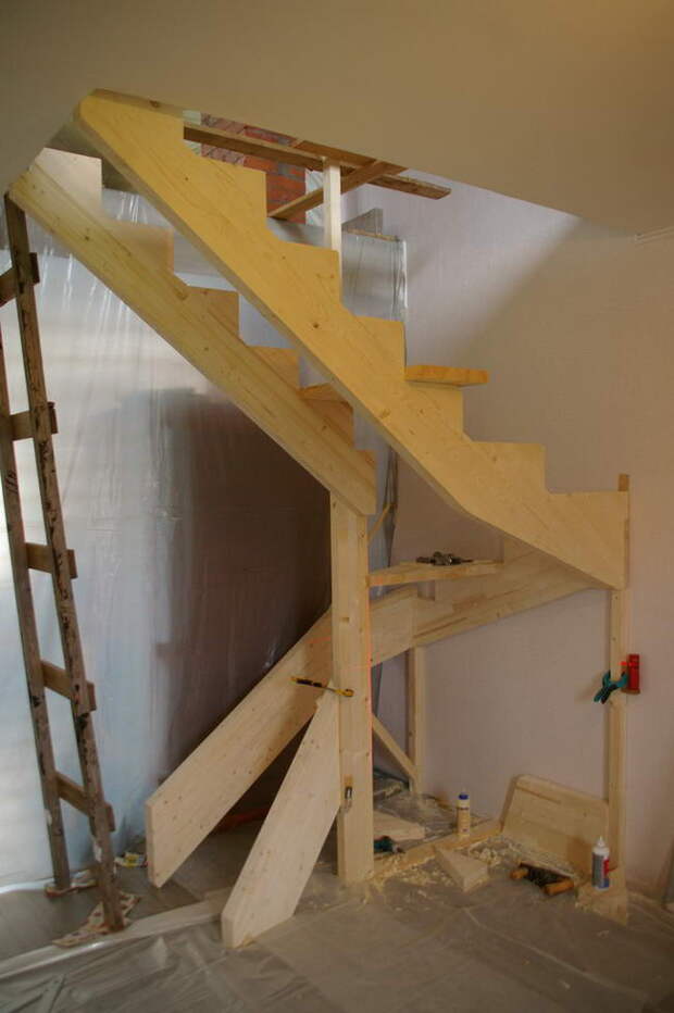 Фото основных этапов строительства деревянной лестницы из сосны