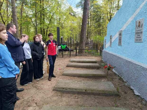 Акция по наведению порядка на памятнике экипажу лётчиков.