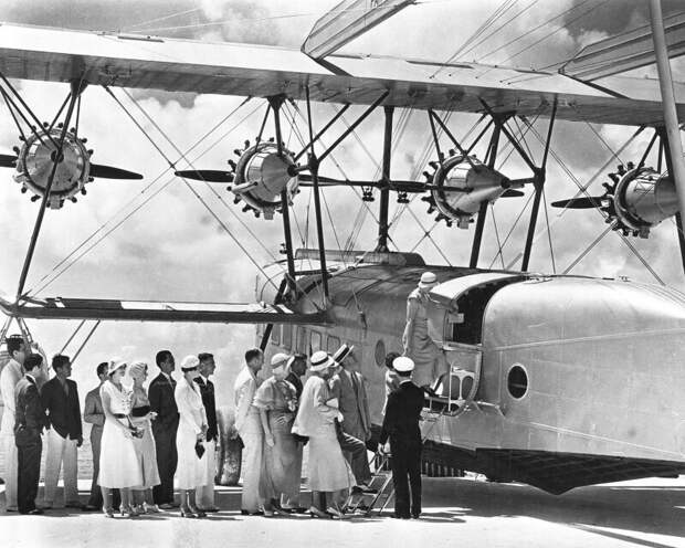 Состоятельные пассажиры садится в самолёт Sikorsky S-40. США, 1932 год