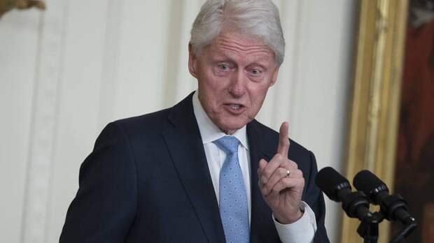 Клинтон считает, что США находятся на краю пропасти из-за дела Эпштейна