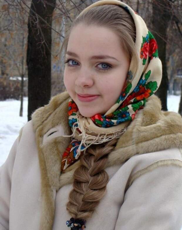 Девушки в русских нарядах
