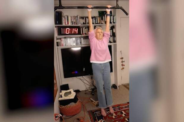 90-летняя Энн Крайл Эссельстин продержалась на перекладине 2 мин 52 с и попала в Книгу рекордов Гиннесса