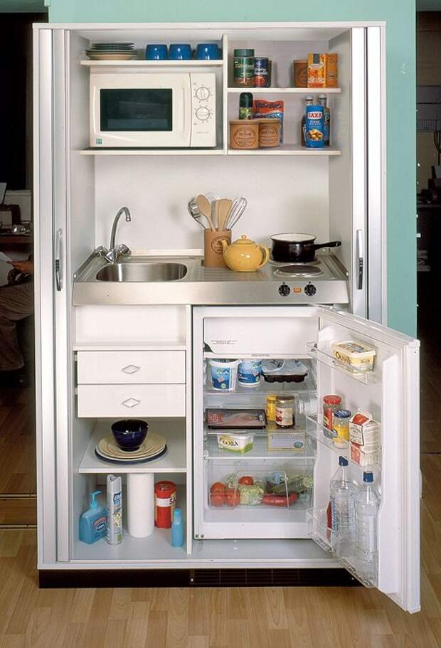 Преобразить интерьер кухни возможно благодаря отменному декорированию её с помощью такого шкафа.