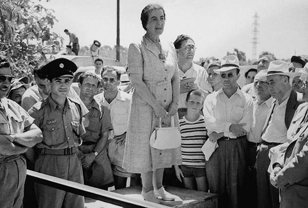 Голда Меир во время публичного выступления в 1952 году