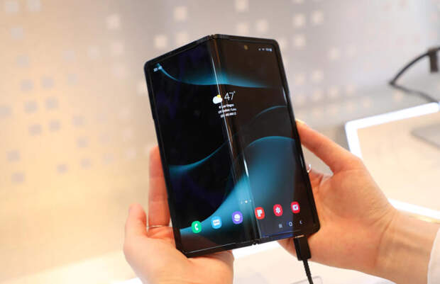 Samsung показала смартфон, который складывается как внутрь, так и наружу