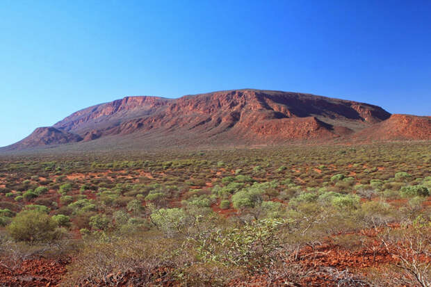 Огастус, Австралия Находится монолит на территории одноименного национального парка в Австралии. Геологическое образование возвышается над окружающей равниной на 860 метров. Площадь, которую занимает монолит, составляет 47,95 кв.км.