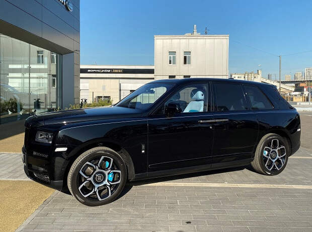 Rolls-Royce Cullinan второй месяц подряд лидирует на рынке новых люксовых автомобилей в РФ