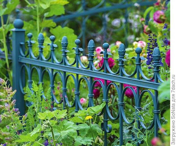 Кованый забор выглядит очень эффектно и придает палисаднику романтичный вид. Цвет и дизайн такого ограждения могут быть самыми разными, главное, чтобы элемент вписывался в общий стиль сада.