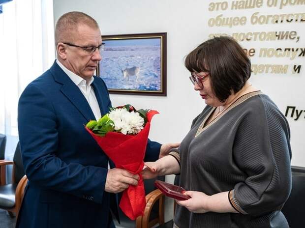 В Ямальском районе супруге погибшего на фронте Рустама Алиева передали его орден Мужества