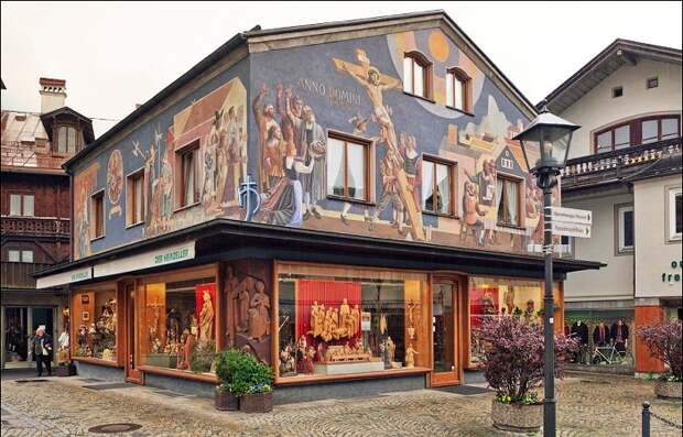 Самый старый отель деревушки украшают фрески на библейские мотивы, созданные самим маэстро (деревня Обераммергау, Германия). | Фото: bigpicture.ru.