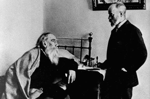 Лев Николаевич Толстой  и врач Душан Петрович Маковицкий в спальне писателя.