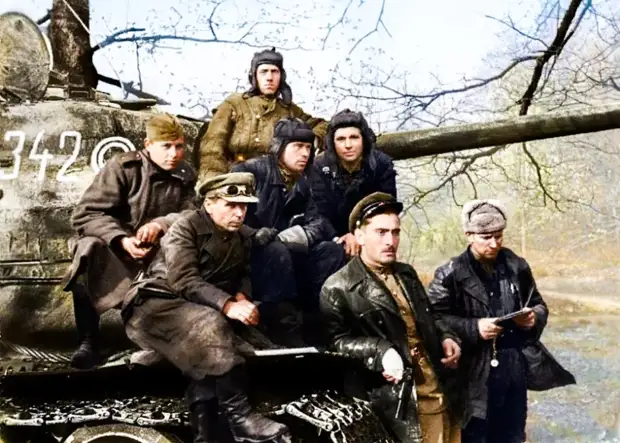 Фотография советских танкистов в поверженном Берлине, на которой, как иногда ошибочно указывают, запечатлён молодой Юрий Бондарев. Весна 1945 года