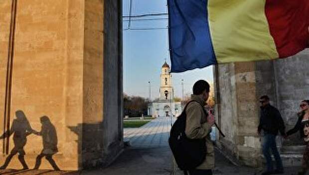 Флаг Молдавии у триумфальной арки на центральной площади города Кишинева. Архивное фото