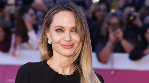 Хирург Хайдар заявила, что Анджелине Джоли сделали неудачную блефаропластику