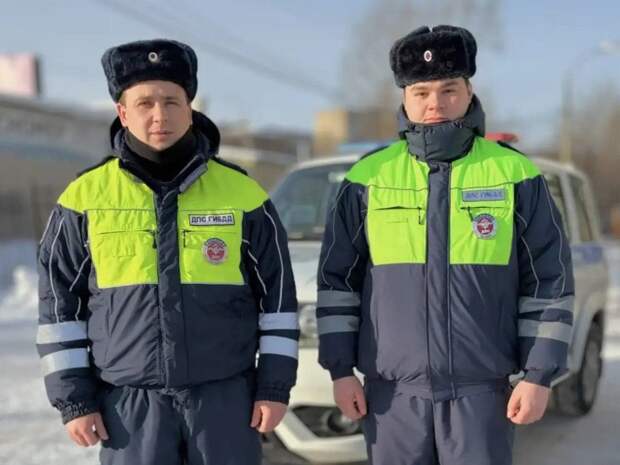 Сотрудники ГАИ отогрели водителя, застрявшего в мороз под Златоустом