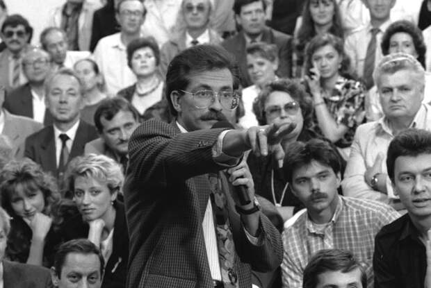 Владислав Листьев во время съемок телепередачи «Тема»
