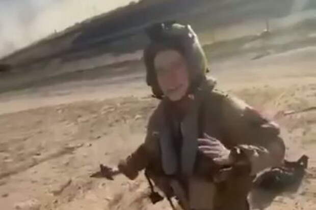 В Сети появилось видео, как жители Кувейта идут на помощь американскому пилоту